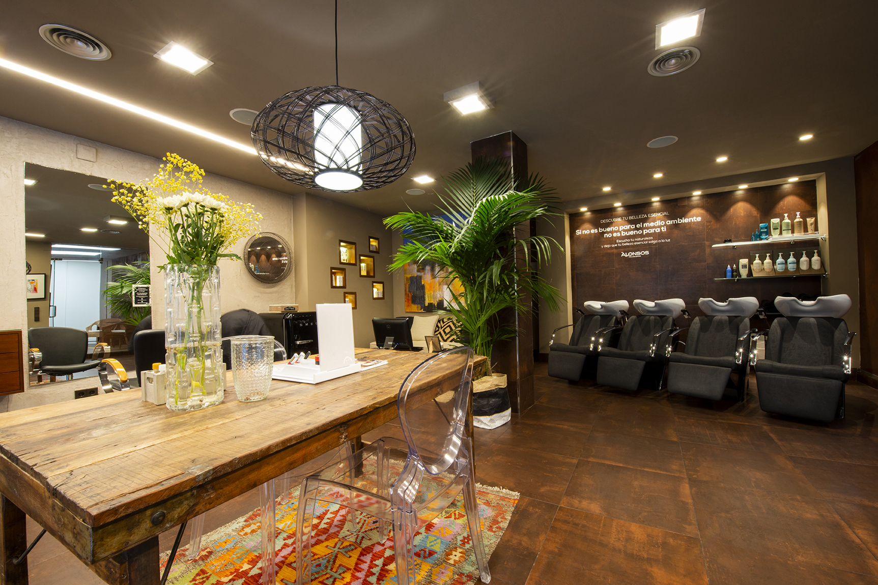 Vista general de la Peluquería Alonsos en la calle San Luis en Gijón